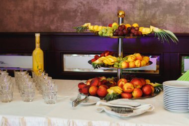 Yorgun çanak üzerinde meyve