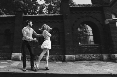 şehirde bir yolda Romantik Çift