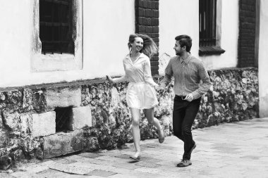 şehirde bir yolda Romantik Çift