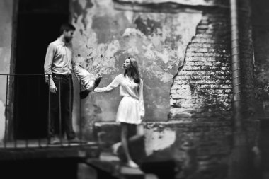 şehirde bir yolda Romantik Çift