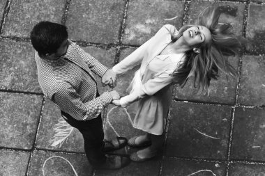 şehirde bir yolda Romantik Çift