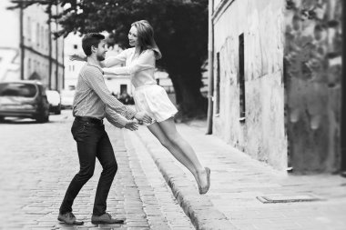 şehirde bir yolda Romantik Çift