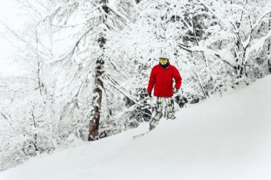 Dağlarda kar snowboard sahiptir