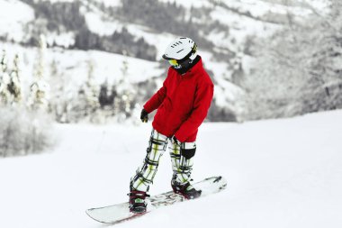 Dağlarda kar snowboard sahiptir