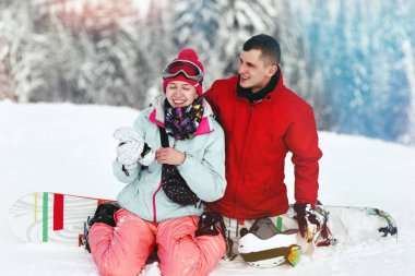 Dağları'nda snowboard üzerinde çift