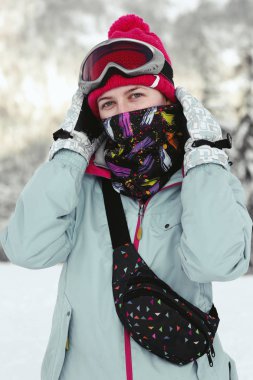 Karlı dağlar kadında Snowboarder