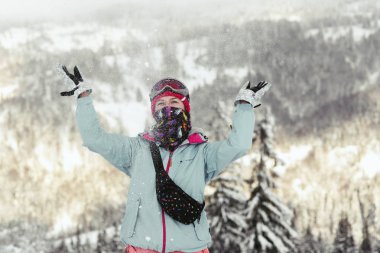 Karlı dağlar kadında Snowboarder