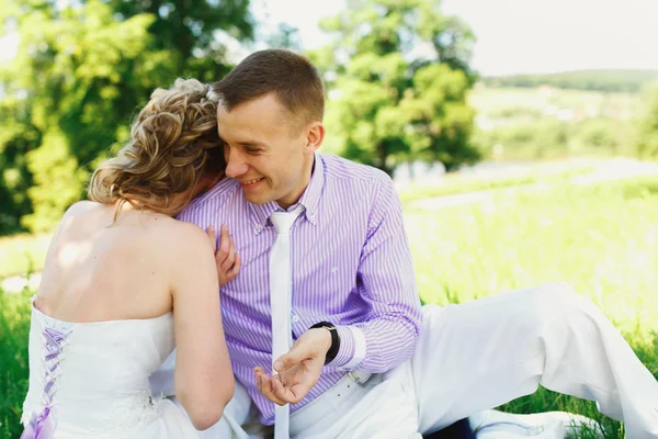 Wedding couple on green lawn on picnic — Stock Photo, Image