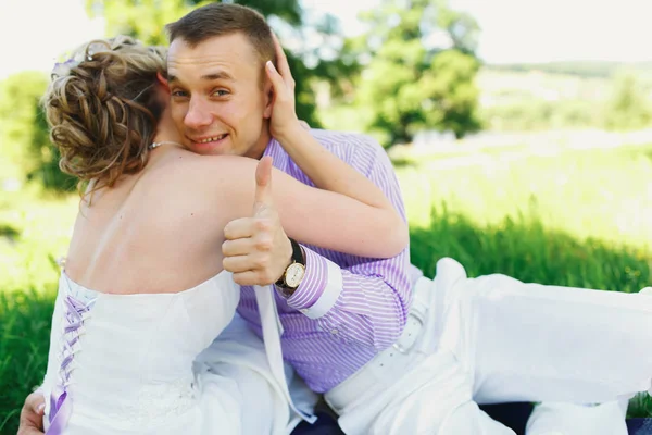 Bröllop par på grön gräsmatta på picknick — Stockfoto