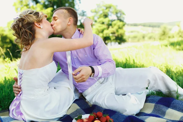 Couple de mariage sur pelouse verte sur pique-nique — Photo