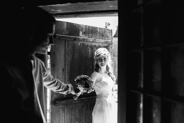 Gyönyörű mennyasszonyi ajtó előtt állt — Stock Fotó