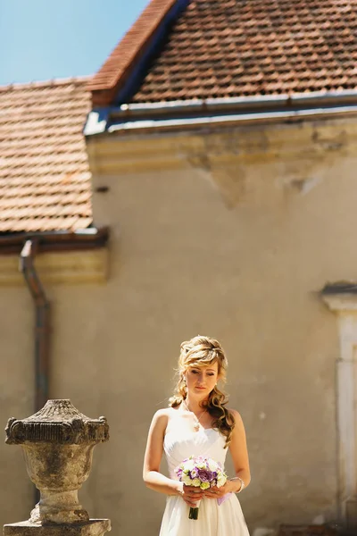 Splendida sposa sul vecchio cortile — Foto Stock