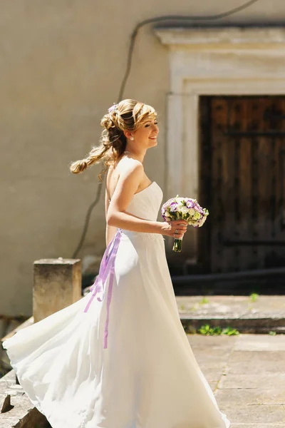 Splendida sposa sul vecchio cortile — Foto Stock