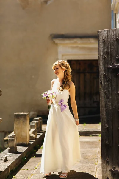 Splendida sposa sul vecchio cortile — Foto Stock