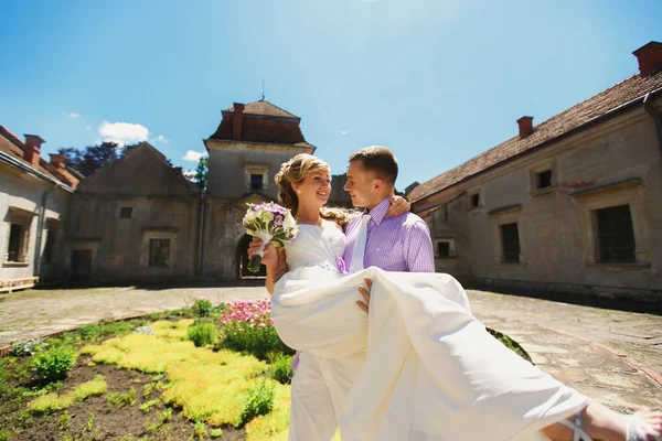 Newlyweds on the backyard of an old castle — Stock Photo, Image