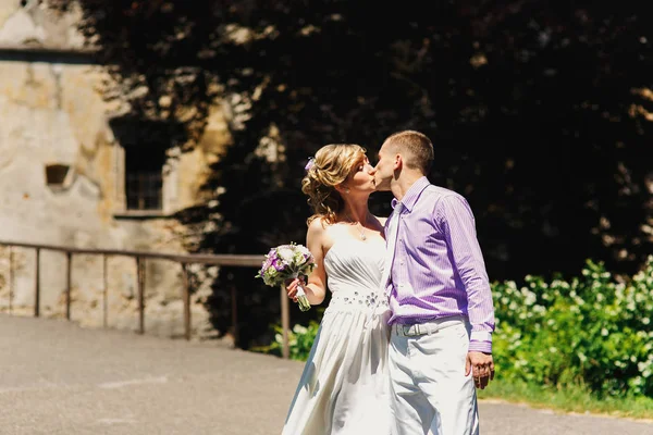 Couple de mariage marchant par le vieux château — Photo