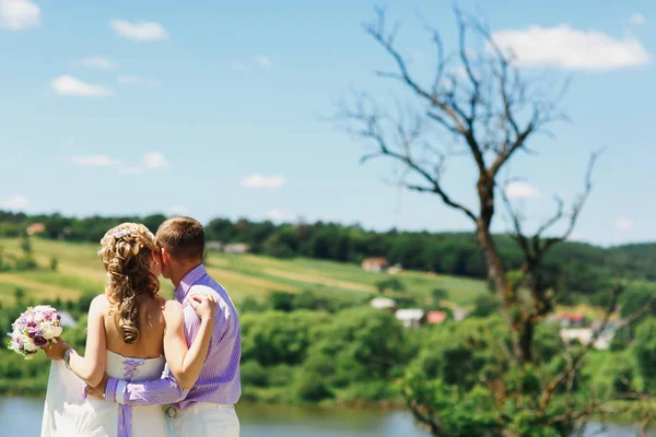 Verliefde paar aan een oever van het meertje — Stockfoto