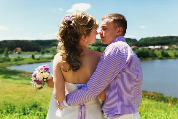 Casal amoroso em uma costa de pequeno lago — Fotografia de Stock