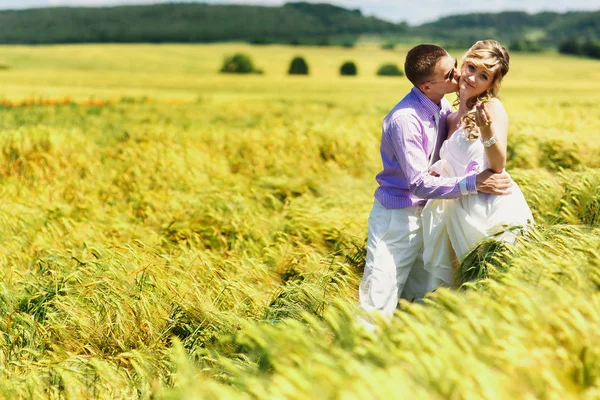 Sposi novelli nel campo di grano alto — Foto Stock
