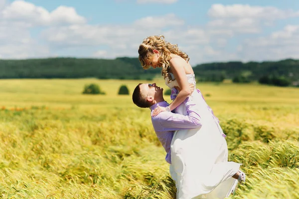 Nowożeńcy w wysokości Pszeniczysko — Zdjęcie stockowe