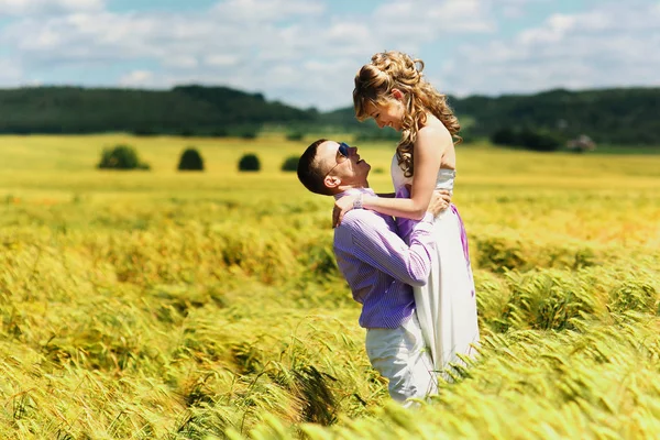 Newlyweds in tall wheat field — Stock Photo, Image