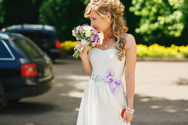 Sposa sognante con bouquet da sposa — Foto Stock