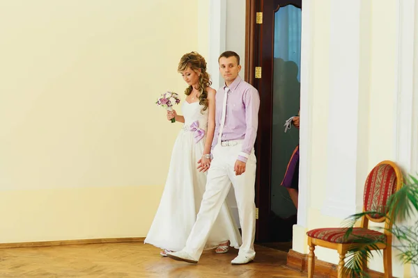 Newlyweds in white hall — Stock Photo, Image