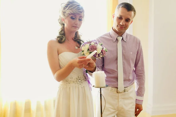 Brautpaar in weißem Saal — Stockfoto