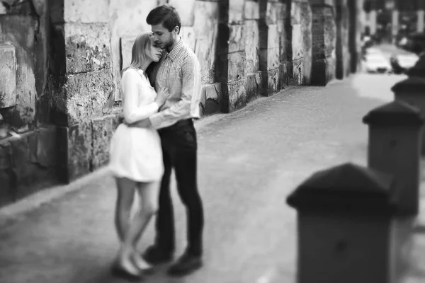 Coppia romantica in una passeggiata in città — Foto Stock