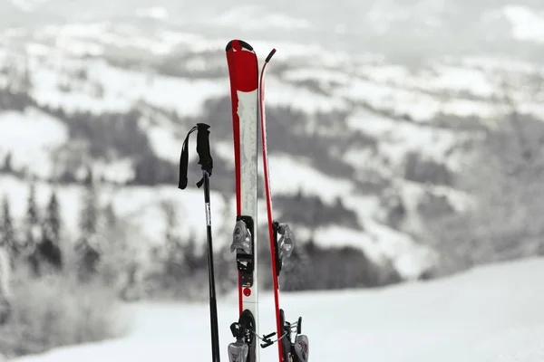 Лыжи и лыжные палки в снегу на холме — стоковое фото