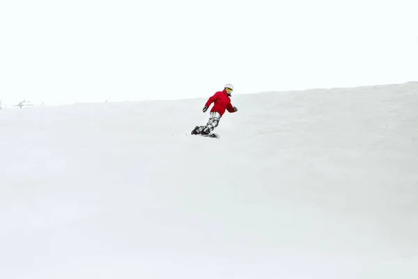 Snowboarder genießt Schnee in den Bergen — Stockfoto