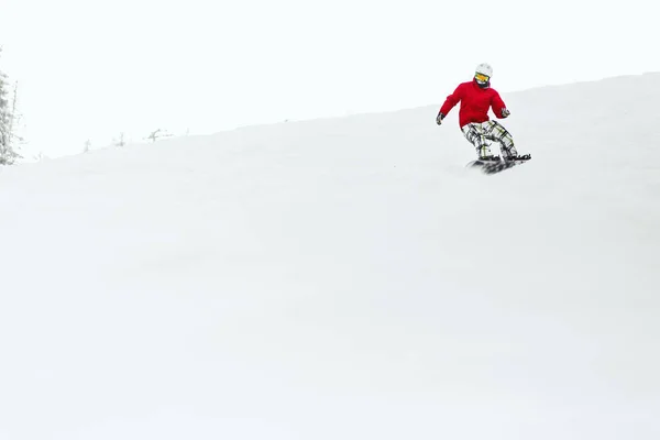 Сноубордист наслаждается снегом в горах — стоковое фото