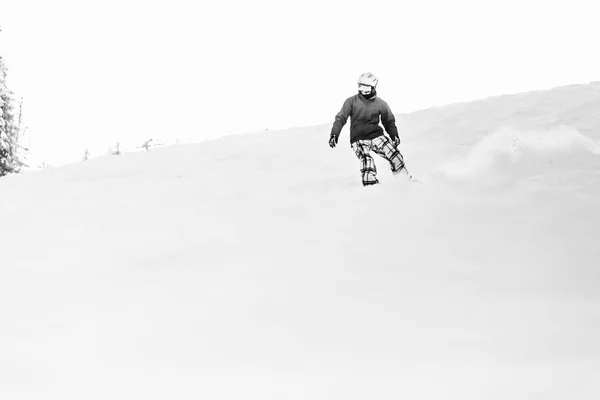 Dağlarda kar snowboard sahiptir — Stok fotoğraf