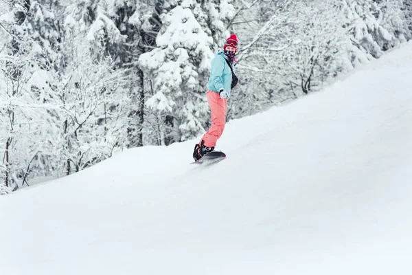 Snowboardåkare kvinna i snötäckta berg — Stockfoto