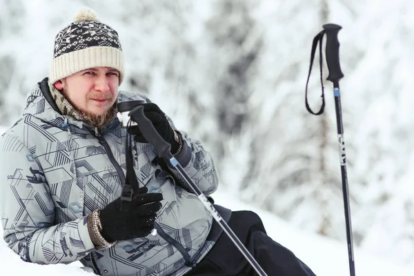 산에서 겨울을 즐기는 남자 스키 — 스톡 사진