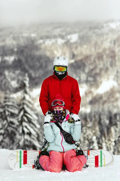 Coppia sugli snowboard in montagna — Foto Stock