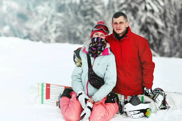 Para na deski snowboardowe w górach — Zdjęcie stockowe