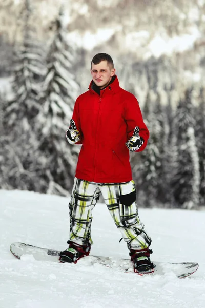 Snowboarder geniet van sneeuw in de bergen — Stockfoto