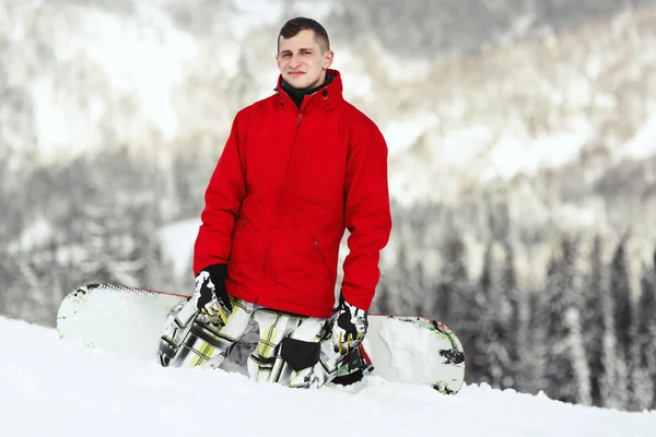 Snowboarder disfruta de la nieve en las montañas —  Fotos de Stock