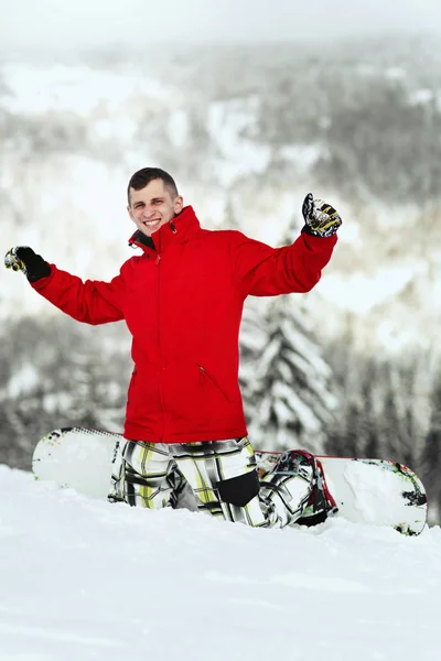 Snowboarder gode di neve in montagna — Foto Stock