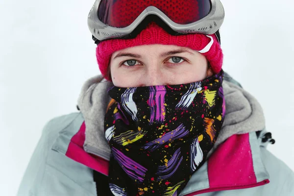 Mujer snowboarder en montañas nevadas —  Fotos de Stock