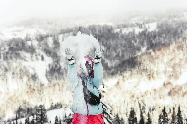 눈 산의 snowboarder 여자 — 스톡 사진