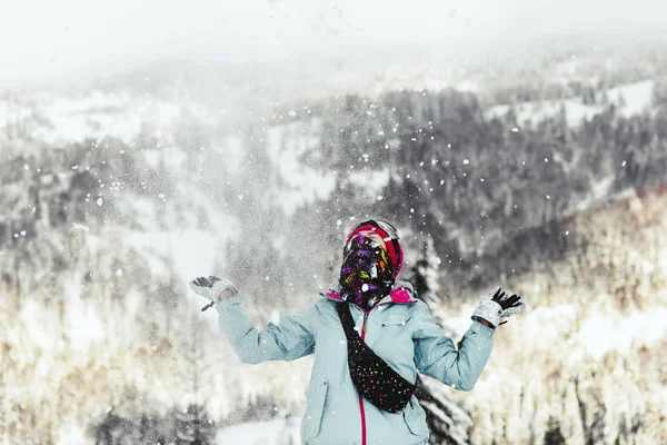 눈 산의 snowboarder 여자 — 스톡 사진