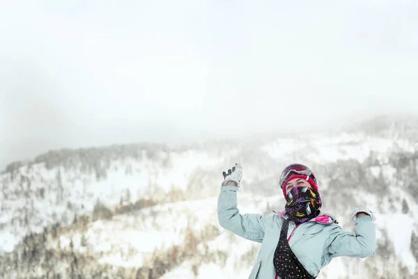 Snowboarder donna in montagne innevate — Foto Stock