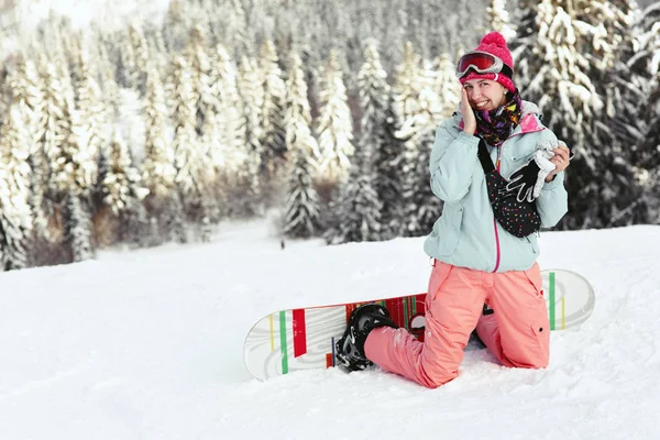 Snowboarder donna in montagne innevate — Foto Stock