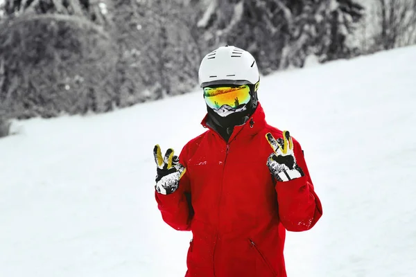 Snowboarder goza de neve nas montanhas — Fotografia de Stock