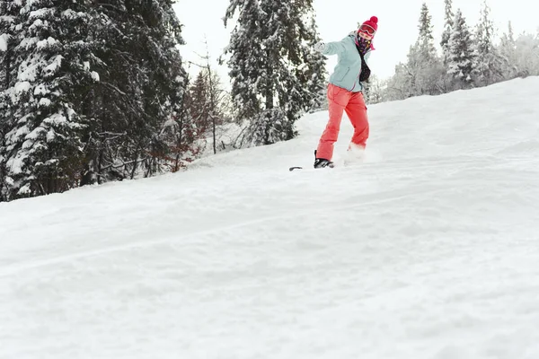 Donna snowboard giù per la collina — Foto Stock