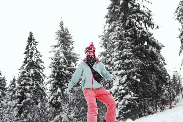Žena z kopce snowboarding — Stock fotografie