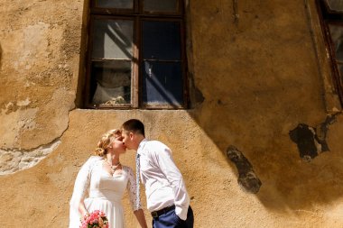 Eski Avrupa şehirde mutlu yeni evliler