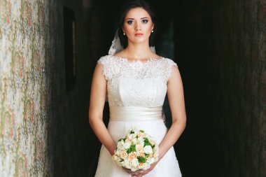 Çarpıcı esmer gelin